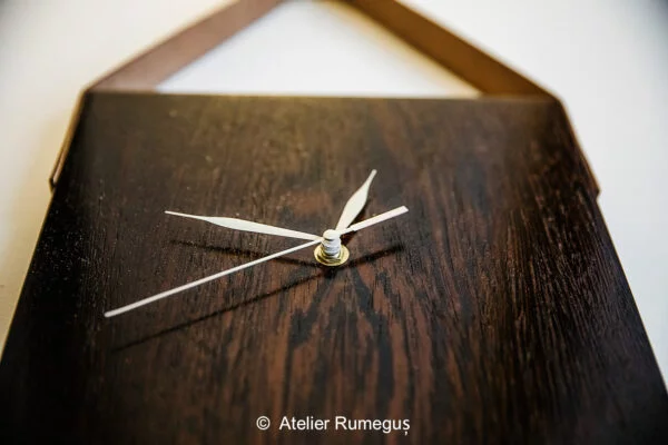 Un ceas de perete, cu eleganța lemnului masiv din WENGE, handmade 100%, cu toartă din piele naturală, cu design modern-minimalist, potrivit oricărei încăperi. Dimensiuni: 25*30*2,5 cm